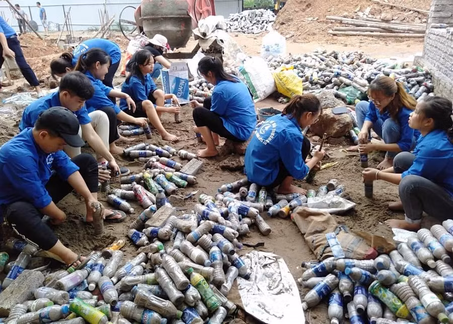 Các tình nguyện viên tham gia chuẩn bị vật liệu.