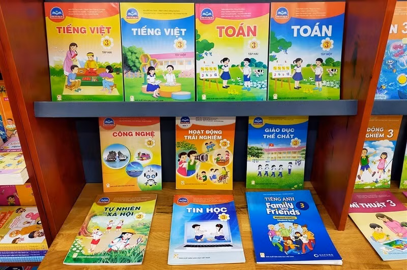 Nhiều Đại biểu Quốc hội đề nghị sớm đưa SGK vào danh mục Nhà nước định giá. Ảnh: TG