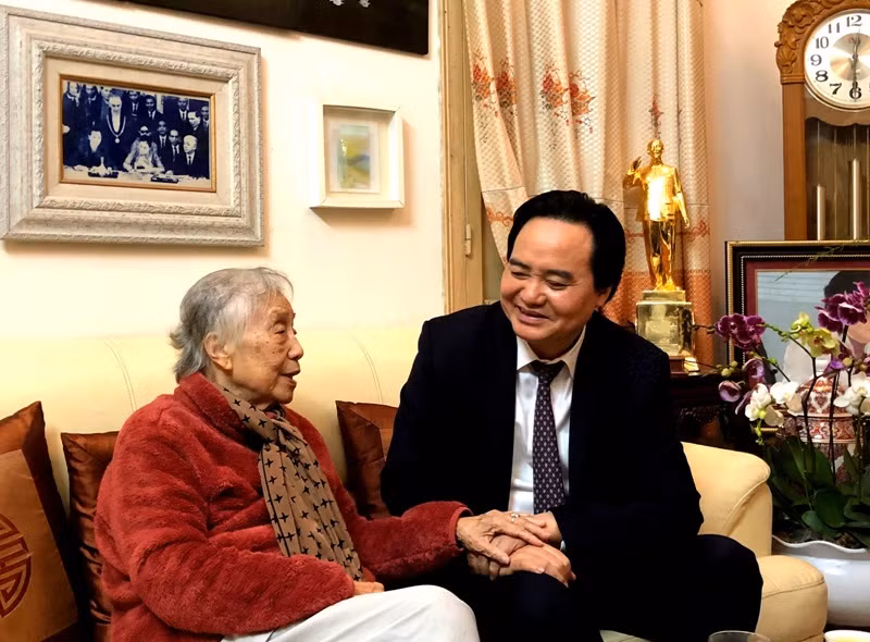 Bộ trưởng Bộ GD&ĐT Phùng Xuân Nhạ chúc tết nguyên Phó Chủ tịch nước Nguyễn Thị Bình