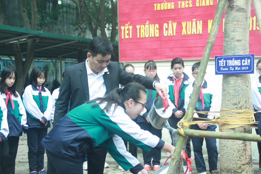 Cũng trong sáng 26/1, thầy trò Trường THCS Giảng Võ cùng tham gia Tết trồng cây - một hoạt động ý nghĩa mỗi khi Tết đến xuân về