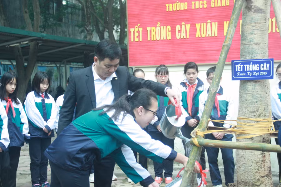 Cũng trong sáng 26/1, thầy trò Trường THCS Giảng Võ cùng tham gia Tết trồng cây - một hoạt động ý nghĩa mỗi khi Tết đến xuân về