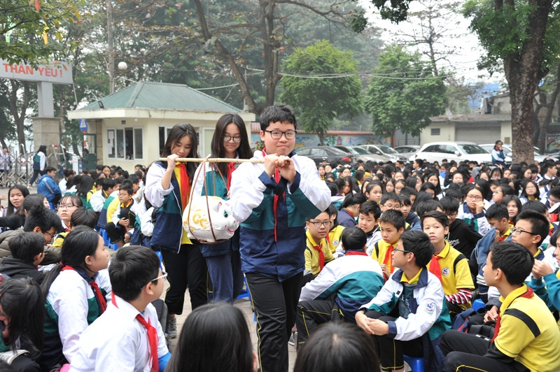 Học sinh hứng thú khi "mổ lợn" cho chương trình thiện nguyện của nhà trường