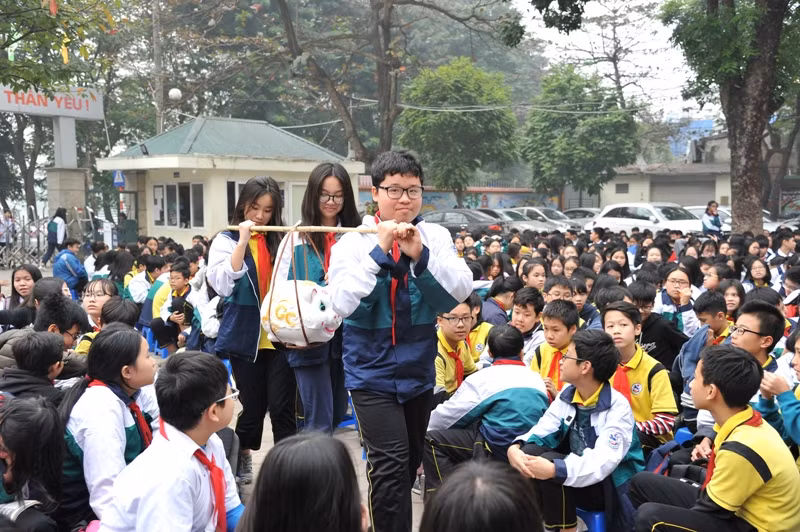 Học sinh hứng thú khi "mổ lợn" cho chương trình thiện nguyện của nhà trường
