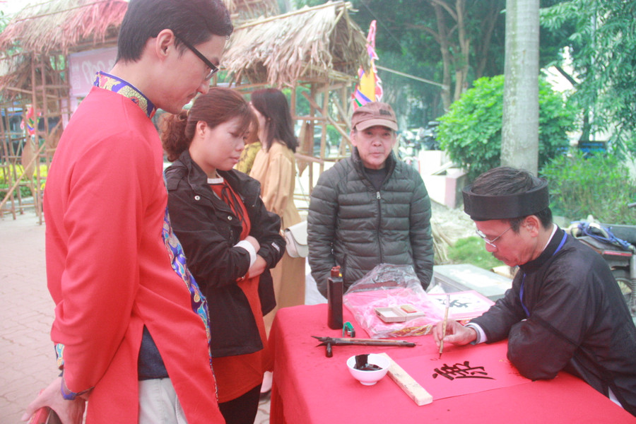 Ông đồ cho chữ ngày xuân