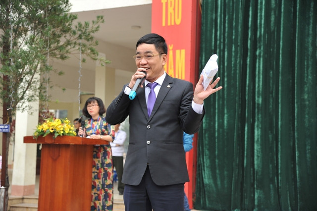 Thầy hiệu trưởng Đoàn Công Thạo: Trong nhiều năm liền, vào đúng dịp Tết, nhiều món quà ấm áp đã đến tay các bạn học sinh khó khăn trong cả nước từ tấm lòng sẻ chia của thầy trò Trường THCS Giảng Võ