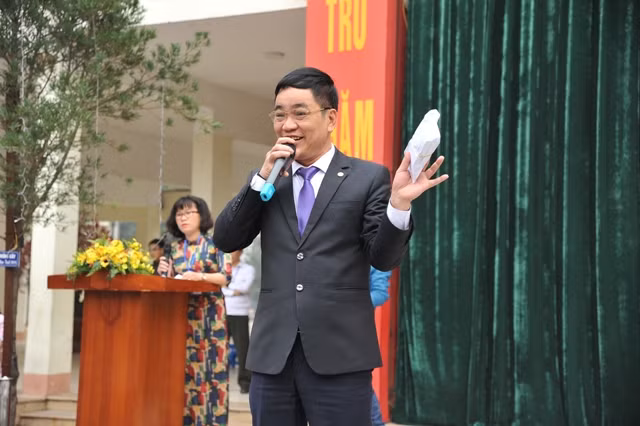 Thầy hiệu trưởng Đoàn Công Thạo: Trong nhiều năm liền, vào đúng dịp Tết, nhiều món quà ấm áp đã đến tay các bạn học sinh khó khăn trong cả nước từ tấm lòng sẻ chia của thầy trò Trường THCS Giảng Võ