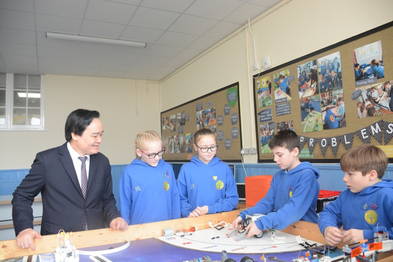 Bộ trưởng Phùng Xuân Nhạ đã đến thăm Trường Tiểu học Cadoxton