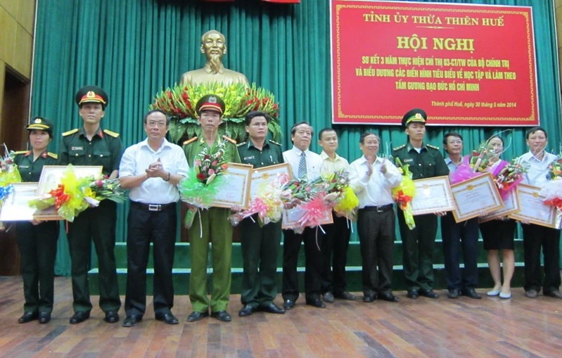 Buổi lễ tuyên dương các cá nhân, tập thể cá nhân điển hình học tập và làm theo lời Bác