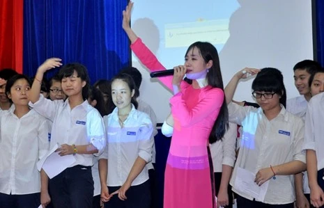 Cô giáo Lan Phương và các em học sinh khối 9 cùng nhau hát “Nơi đảo xa”