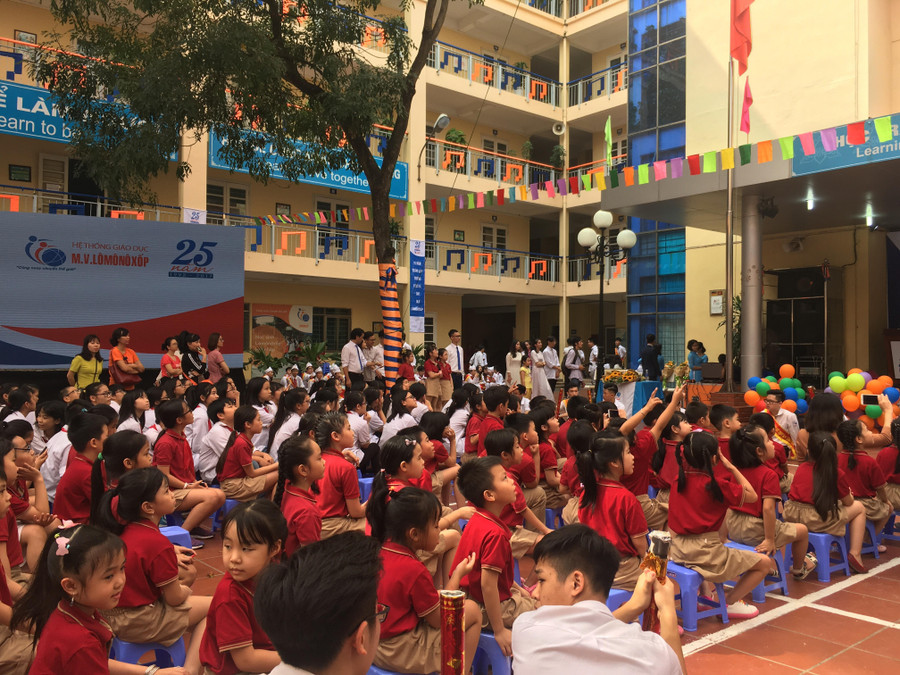 Trường THCS&THPT M.V Lômônôxốp hôm nay tưng bừng cờ hoa, các lan can trường như những bản nhạc rộn ràng reo vui chúc mừng lễ kỷ niệm 25 năm ngày thành lập