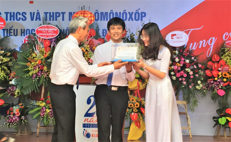 NGƯT Nguyễn Phú Cường trao lá thư tâm huyết của mình gửi các giáo viên, học sinh Hệ thống giáo dục Lômônôxốp 25 năm sau cho thầy Hiệu trưởng Nguyễn Quang Tùng và đại diện học sinh...