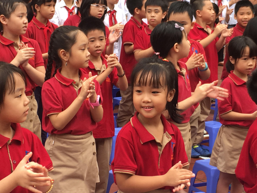 Học sinh Hệ thống giáo dục Lômônôxốp vui tươi trong buổi lễ