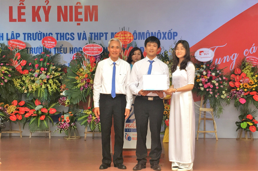 ... Lá thư này sẽ được lưu giữ tại Phòng truyền thống của trường và sẽ được mở ra đọc vào buổi lễ kỷ niệm tròn 50 năm thành lập trường