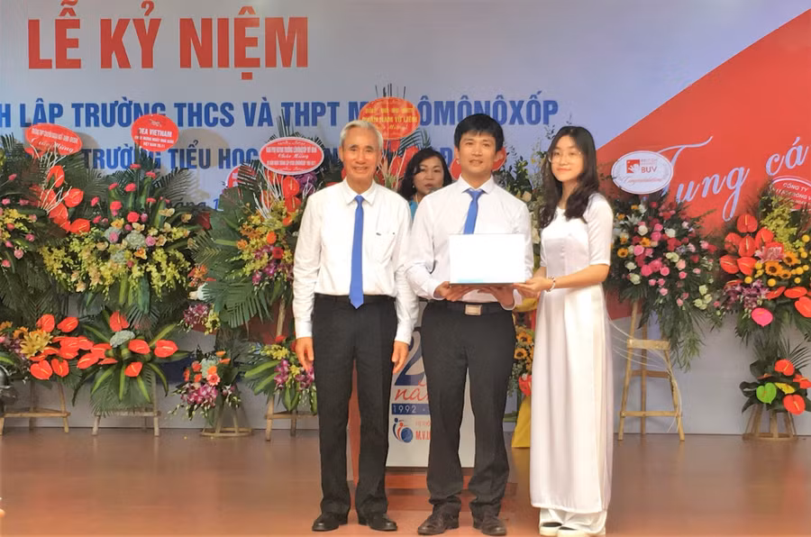 ... Lá thư này sẽ được lưu giữ tại Phòng truyền thống của trường và sẽ được mở ra đọc vào buổi lễ kỷ niệm tròn 50 năm thành lập trường