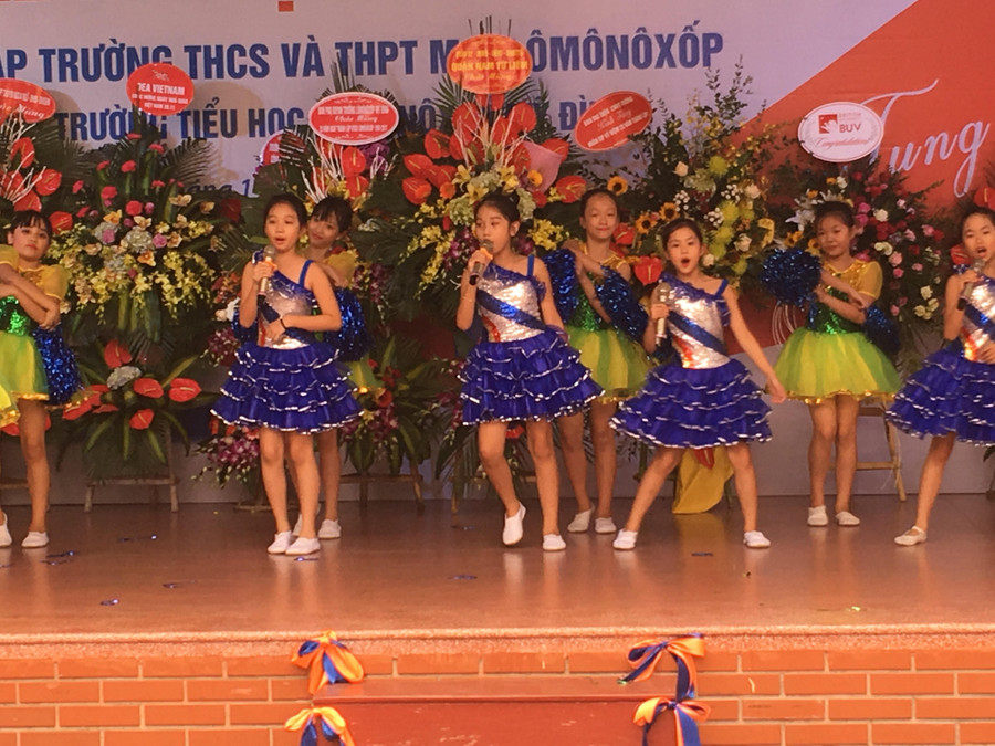 Các học sinh tiểu học nhịp nhàng ca múa