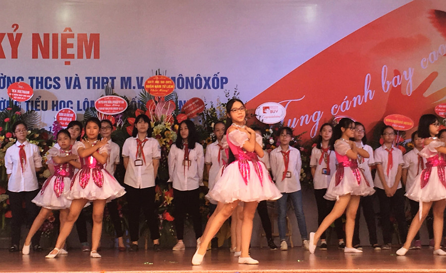 Để có những tiết mục văn nghệ công phu này, học sinh trường đã dành nhiều thời gian tập luyện hăng say