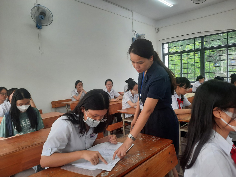 Cán bộ coi thi hướng dẫn thí sinh đối chiếu lại các thông tin trên giấy báo dự thi. Cán bộ coi thi hướng dẫn thí sinh đối chiếu lại các thông tin trên giấy báo dự thi.