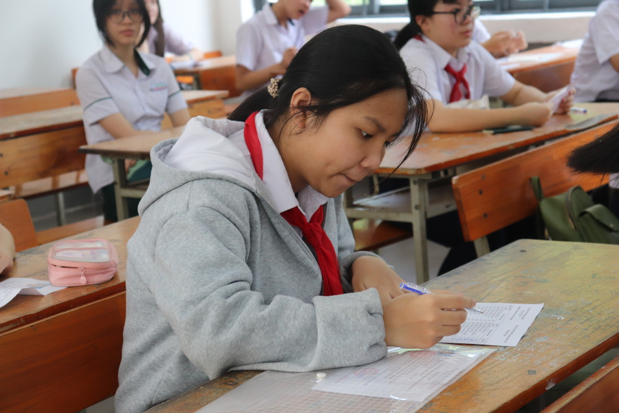 Thí sinh tại các phòng thi được lưu ý cần tuân thủ quy chế thi, đặc biệt là các mốc thời gian tính giờ làm bài để không đến trường thi quá muộn. Thí sinh tại các phòng thi được lưu ý cần tuân thủ quy chế thi, đặc biệt là các mốc thời gian tính giờ làm bài để không đến trường thi quá muộn.