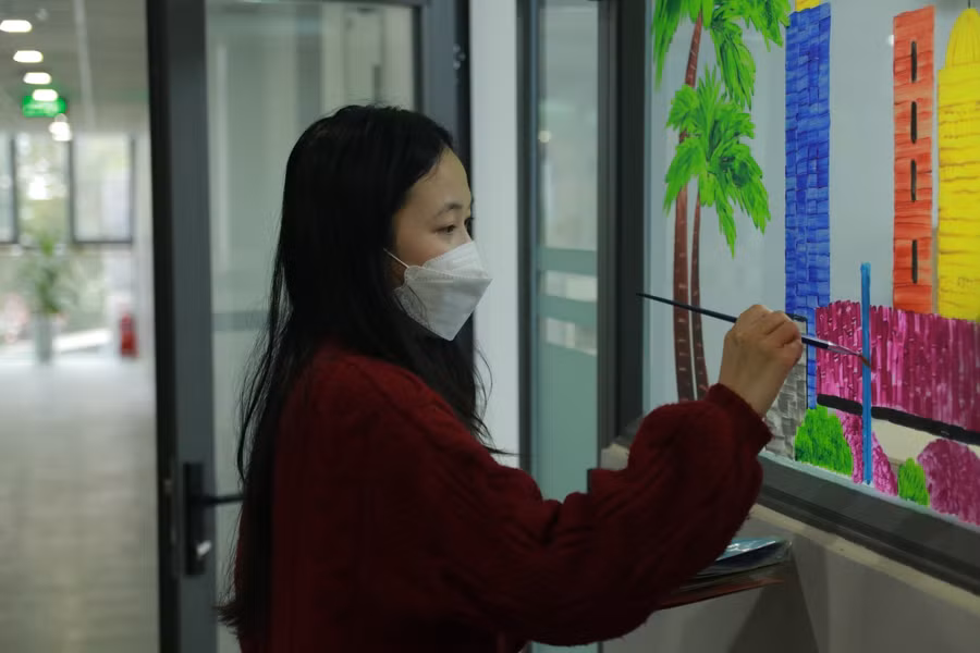 Thầy cô trang trí lớp học sẵn sàng đón học sinh quay trở lại trường.