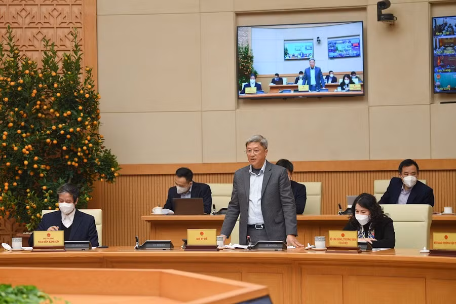 Thứ trưởng Bộ Y tế Nguyễn Trường Sơn phát biểu tại cuộc họp.