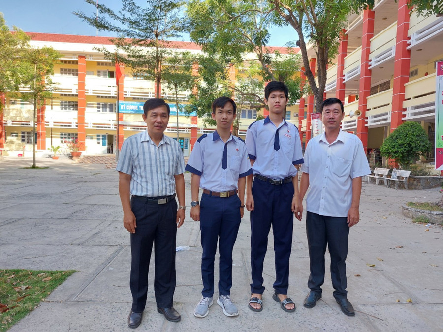 Hoàng Nhựt và Hiếu Học với thầy Ông Duy Thiện, Hiệu trưởng (ngoài cùng bên trái) và thầy Huỳnh Chí Phến, Phó Hiệu trưởng. Hoàng Nhựt và Hiếu Học với thầy Ông Duy Thiện, Hiệu trưởng (ngoài cùng bên trái) và thầy Huỳnh Chí Phến, Phó Hiệu trưởng.