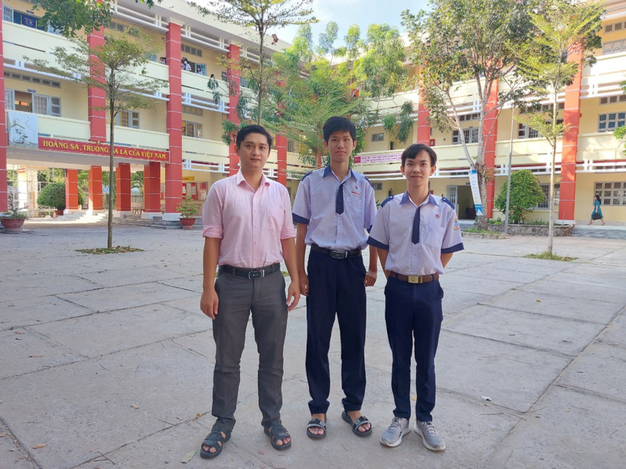 Hoàng Nhựt và Hiếu Học cùng thầy Lâm Quốc Toàn, giáo viên chủ nhiệm. Hoàng Nhựt và Hiếu Học cùng thầy Lâm Quốc Toàn, giáo viên chủ nhiệm.