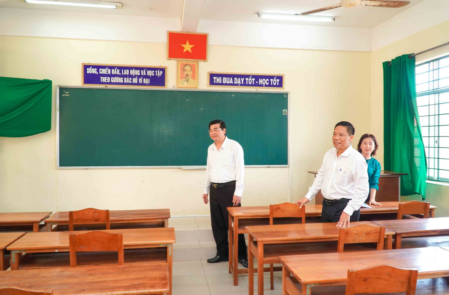 Lãnh đạo UBND TP Cần Thơ và Sở GD&ĐT TP Cần Thơ kiểm tra điểm thi. Lãnh đạo UBND TP Cần Thơ và Sở GD&ĐT TP Cần Thơ kiểm tra điểm thi.