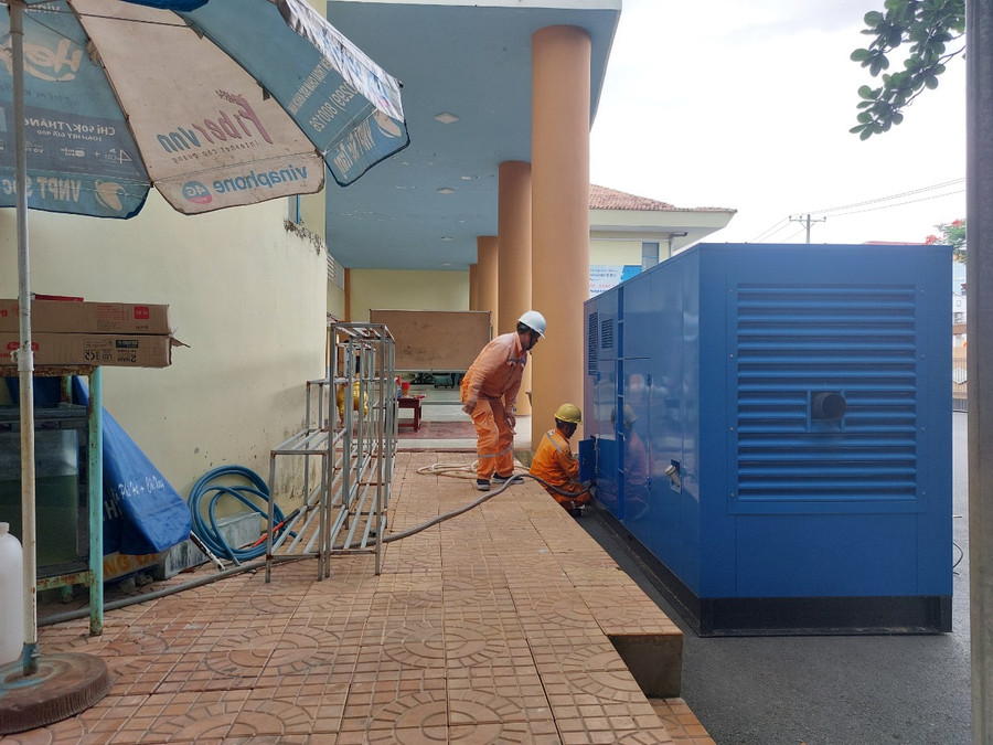 Bố trí máy phát điện dự phòng tại điểm thi tỉnh Sóc Trăng. Ảnh: X. Lương. Bố trí máy phát điện dự phòng tại điểm thi tỉnh Sóc Trăng. Ảnh: X. Lương.