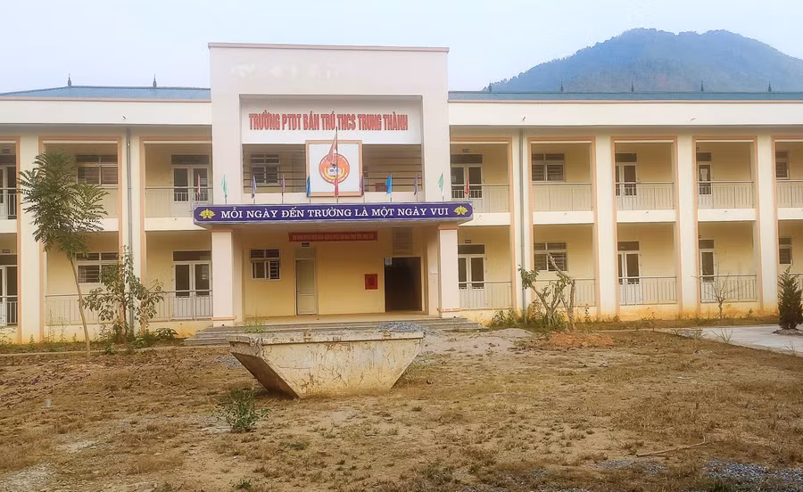 Sân của Trường PTDTBT - THCS Trung Thành chưa hoàn thành. 