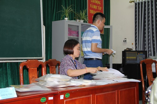 Sau khi kết thúc công việc hướng dẫn thí sinh làm thủ tục dự thi, cán bộ tại điểm thi Trường THPT Tân Trào chuẩn bị các công việc cho ngày thi đầu tiên. Theo ông Nguyễn Chí Thức – Trưởng điểm thi, chiều nay, các thí sinh đều được các thầy cô phổ biến quy chế thi; nhắc các em đến điểm thi đúng giờ, lưu ý các thí sinh tự do vì thi cách môn nên cần nhớ giờ thi; động viên thí sinh bình tĩnh làm bài. Đặc biệt lưu ý thí sinh không mang điện thoại, các thiết bị thu – phát vào phòng thi.