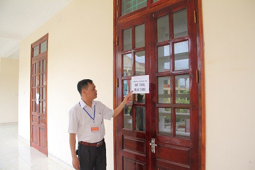 Ông Đinh Phú Cường - Trưởng điểm thi THPT Ỷ La - trước phòng bảo quản đề thi. Được biết điểm thi có 303 thí sinh đăng ký dự thi, trong đó có 79 thí sinh thuộc hệ GDTX. Chiều nay có 302 thí sinh đã đến làm thủ tục dự thi. Có 1 thí sinh bị ốm, gia đình đã xin bảo lưu kết quả cho em thi năm sau.