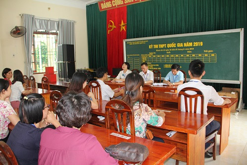 Các giám thị đến từ Trường ĐH Công đoàn tại điểm thi Trường THPT Ỷ La họp sau buổi hướng dẫn thí sinh làm thủ tục dự thi, phổ biến quy chế thi.