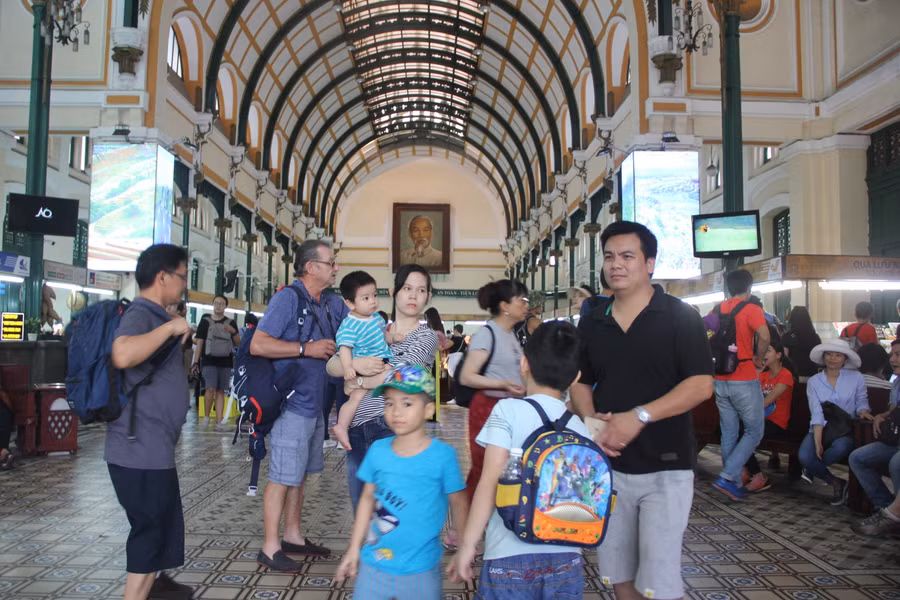 Khách du lịch tham quan Bưu điện TP trong năm 2019. Ảnh minh hoạ