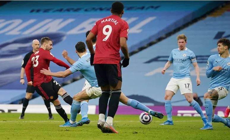 Luke Shaw dứt điểm điệu nghệ như một tiền đạo. Luke Shaw dứt điểm điệu nghệ như một tiền đạo.