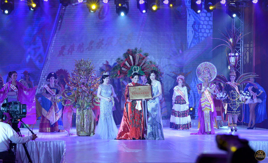 Kelly Trang Trần đoạt giải trang phục dân tộc đẹp nhất tại Quý bà thế giới 2016 ảnh 1 Kelly Trang Trần đoạt giải trang phục dân tộc đẹp nhất tại Quý bà thế giới 2016 ảnh 1