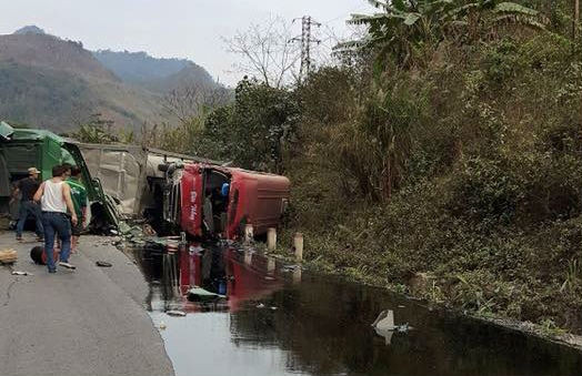 Thảm nạn tại đèo Đá Trắng: Dốc cua khiến tài xế mất lái - Ảnh 1