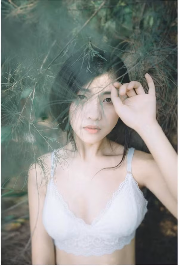 Cô gái trong bộ ảnh Cô lang y với chiếc áo yếm mỏng tang gây xôn xao là ai? - Ảnh 3.