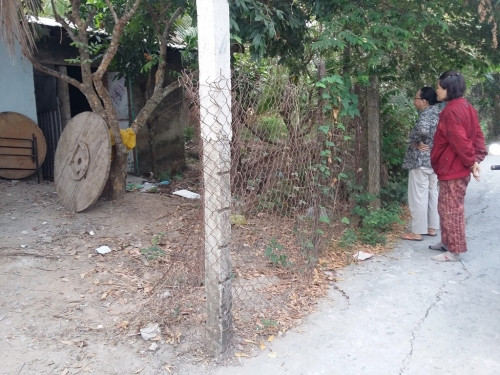 Kề dao khống chế một phụ nữ, lôi vào nhà hoang định hiếp dâm - Ảnh 1 Kề dao khống chế một phụ nữ, lôi vào nhà hoang định hiếp dâm - Ảnh 1