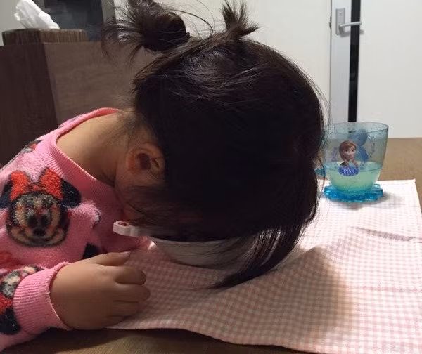 Cười nghiêng ngả với tư thế ngủ không đỡ được của các bé