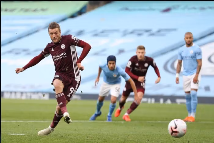 Vardy lập hat-trick cho Leicester, trong đó 2 bàn từ chấm phạt đền.