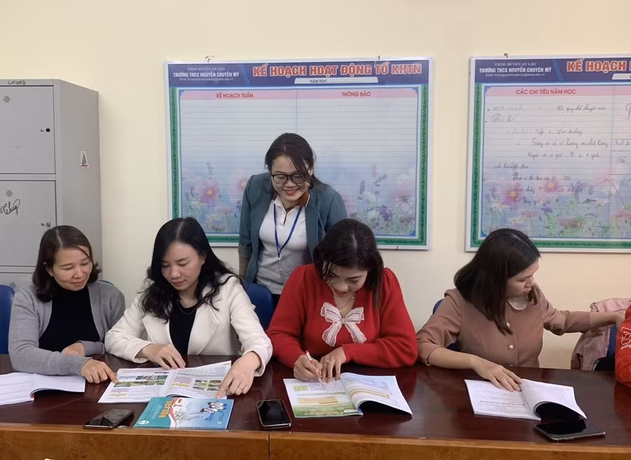 Giáo viên Trường THCS Nguyễn Chuyên Mỹ (An Lão, Hải Phòng) nghiên cứu sách giáo khoa mới.