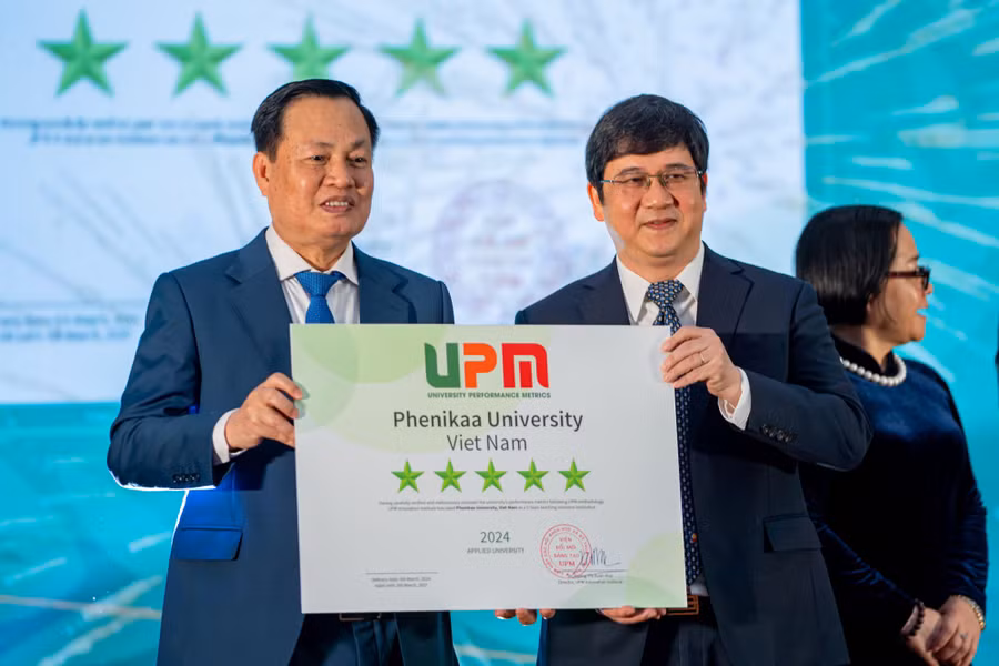 Đại diện Trường ĐH Phenikaa, GS.TS Phạm Thành Huy nhận chứng nhận 5 sao UPM từ GS.TS.Nguyễn Hữu Đức, Chủ tịch sáng lập UPM, Nguyên Phó Giám đốc ĐHQG Hà Nội.