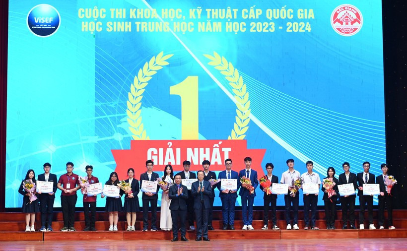Thứ trưởng Bộ GD&ĐT Phạm Ngọc Thưởng trao giải Nhất và tặng hoa cho các dự án. Ông Nguyễn Đức Nguyên - Phó Trưởng ban Thanh niên trường học Trung ương Đoàn trao huy hiệu tuổi trẻ sáng tạo. Ảnh Đăng Chung. Thứ trưởng Bộ GD&ĐT Phạm Ngọc Thưởng trao giải Nhất và tặng hoa cho các dự án. Ông Nguyễn Đức Nguyên - Phó Trưởng ban Thanh niên trường học Trung ương Đoàn trao huy hiệu tuổi trẻ sáng tạo. Ảnh Đăng Chung.