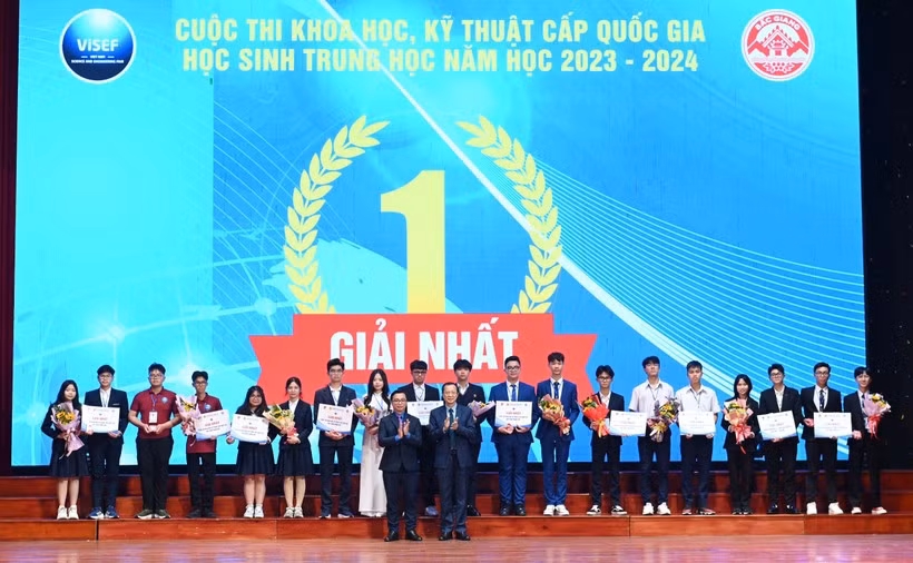 Thứ trưởng Bộ GD&amp;ĐT Phạm Ngọc Thưởng trao giải Nhất và tặng hoa cho các dự án. Ông Nguyễn Đức Nguyên - Phó Trưởng ban Thanh niên trường học Trung ương Đoàn trao huy hiệu tuổi trẻ sáng tạo. Ảnh Đăng Chung.