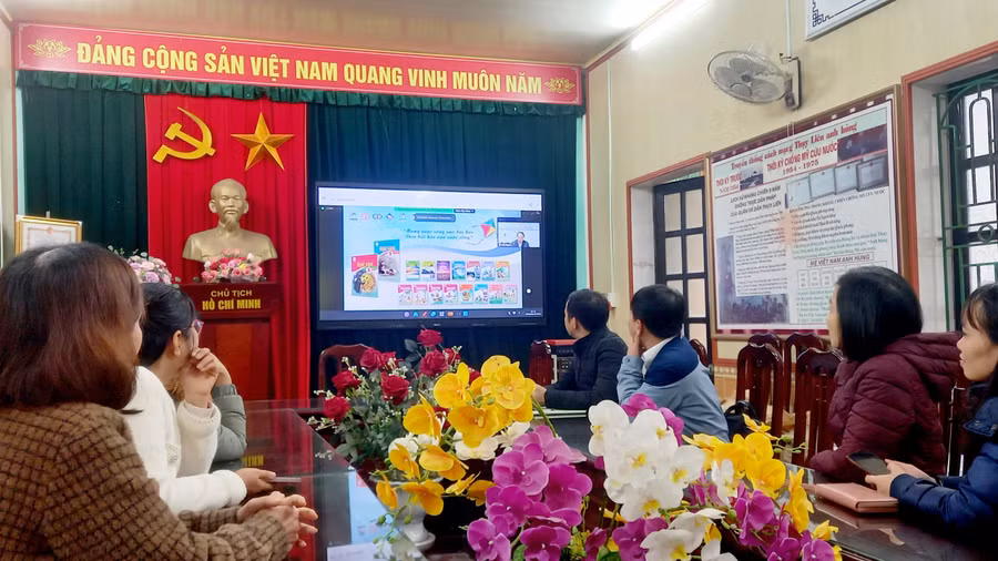 Giáo viên Trường THCS Thụy Liên dự Hội nghị giới thiệu SGK 9 sáng 20/3. Ảnh: NTCC.