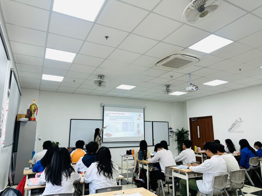 Học sinh Trường THCS - THPT Phenikaa trong giờ Giáo dục công dân.