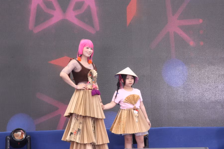 Thi trình diễn thời trang tái chế của học sinh, phụ huynh được thiết kế ý tưởng từ AI.