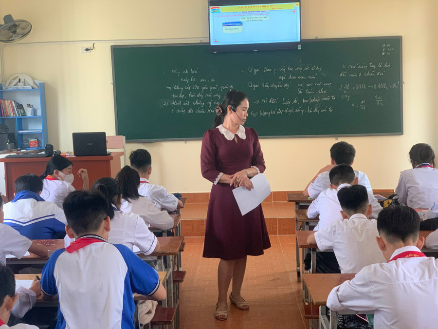 Cô trò Trường THCS Nguyễn Chuyên Mỹ (An Lão, Hải Phòng) trong giờ học. Cô trò Trường THCS Nguyễn Chuyên Mỹ (An Lão, Hải Phòng) trong giờ học.