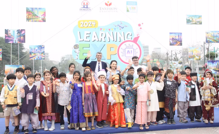 Triển lãm thu hút đông đảo học sinh tham gia.