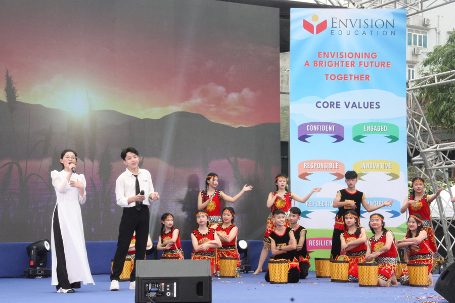 Tiết mục văn nghệ tại triển lãm. Tiết mục văn nghệ tại triển lãm.